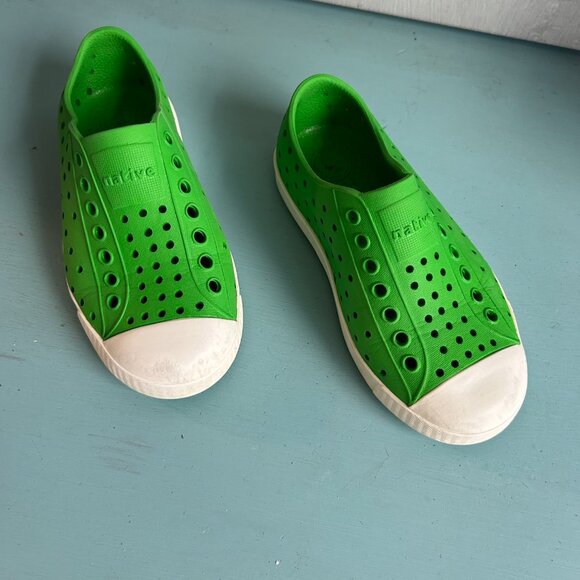 Native The Jefferson Little Boy Grasshopper Green Size 10 Preppy Sandals - Picture 4 of 12
